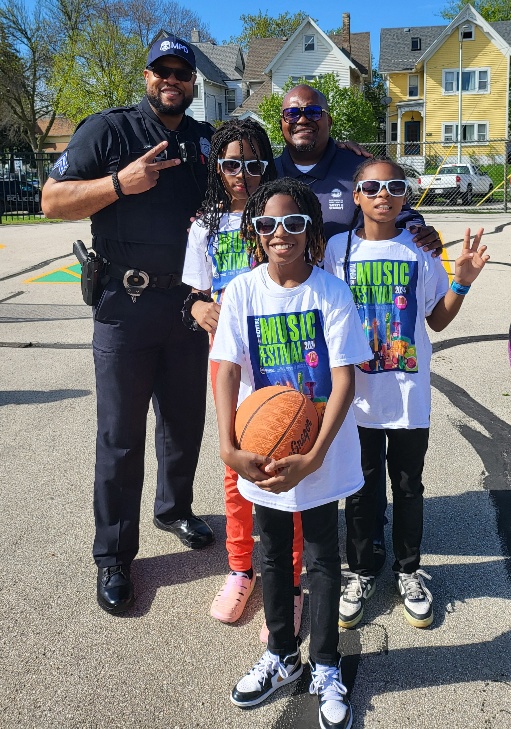 #MKEPD #MPDDistrict1 out at Cass Street School #OpenHouse! #MKEYouth #MKECommunity #CommunityPartnerships 💙🚔😁