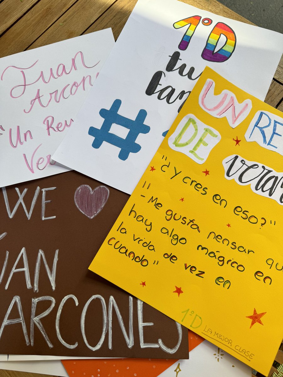 juanarcones's tweet photo. Aún estoy procesando la charla y firma en el instituto de La Moreria en Valencia. He firmado hojas de papel, libros, agendas… me han contado sus experiencias, me han hecho pancartas, y ha habido tiempo incluso para confesiones. Una experiencia inolvidable 🧡😳 https://t.co/Phz5p3D4hl