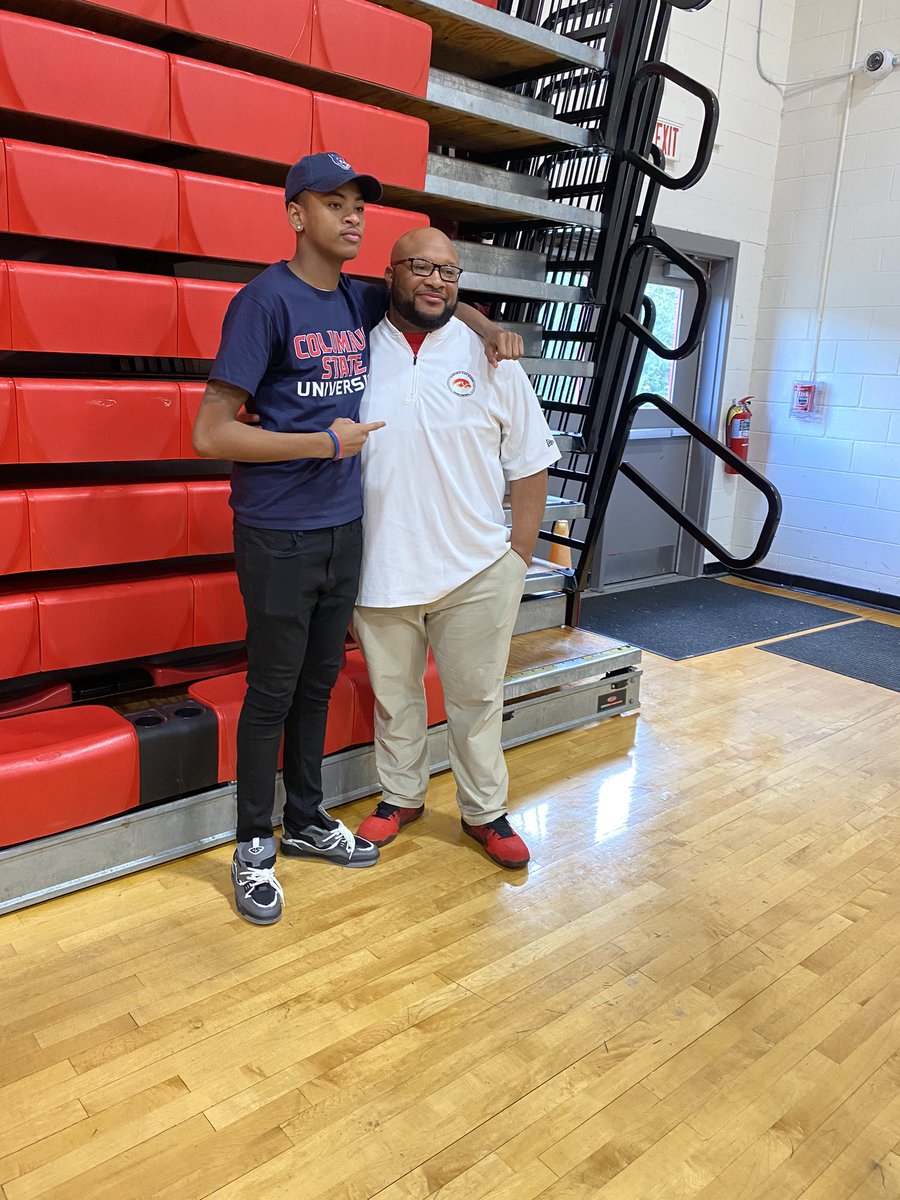 JoshuaO56971509's tweet image. Signed 📝 love y’all thank you coaches  @CoachMac68 @CoachMYoung8 @CoachBurum74  for everything and believing in me on to the next chapter CSU let’s ride ❤️💙