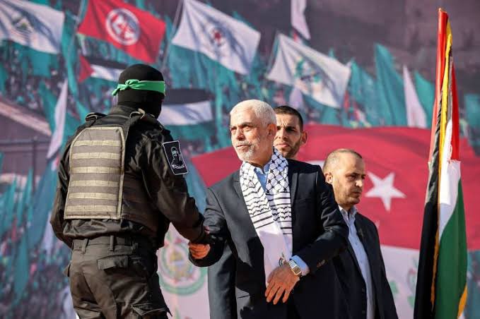 🔴|Hamas'la görüşen Arap ülkelerinden arabuluculara göre Yahya Sinwar, Filistinlilerin acılarına dünyanın gözünü açarak ve çatışmayı dünya gündemine taşıyarak,hayatta kalsa da kalmasa da savaşı zaten kazandığına inanıyor.

🗣️ Wall Street Journal