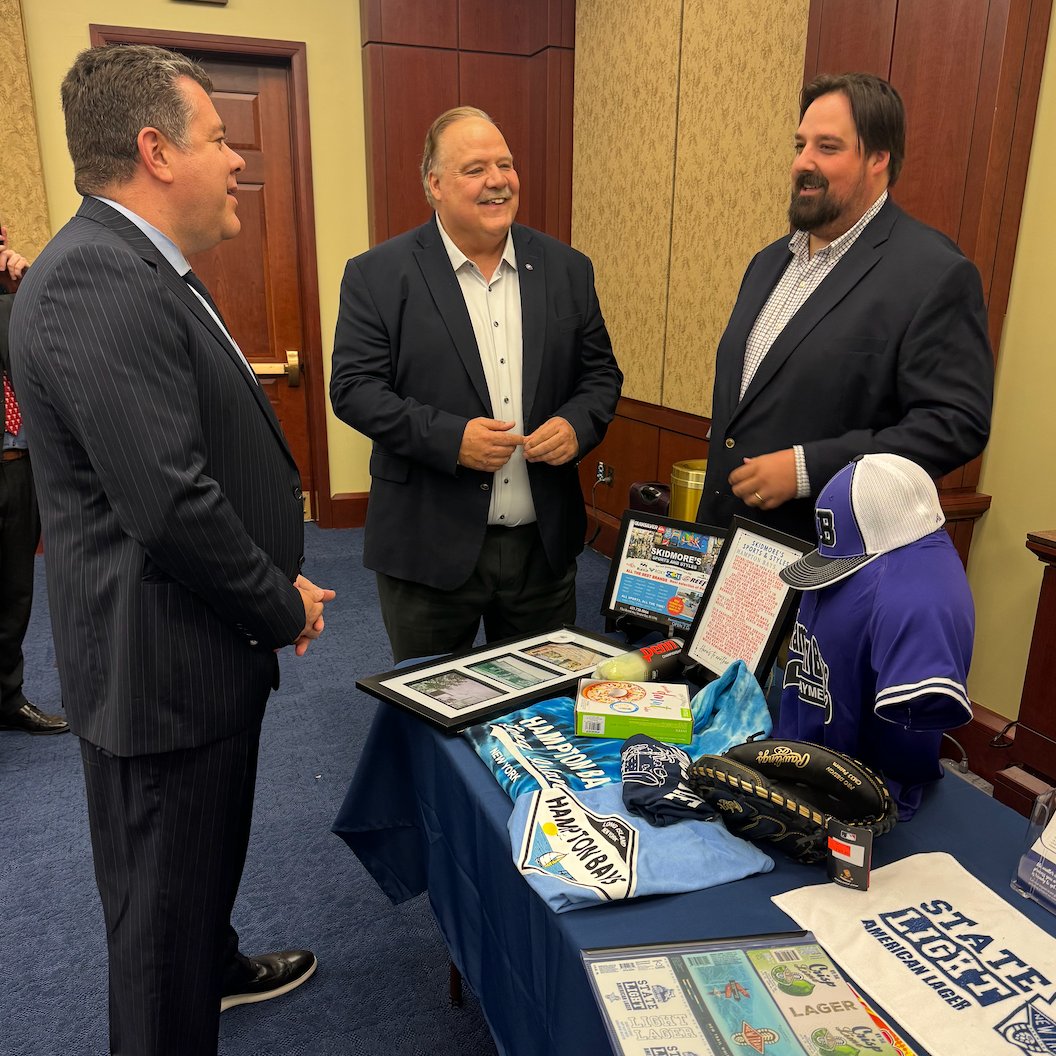 Big thanks to Rick and Dan from Skidmore Sports and Styles in Hampton Bays for visiting Washington during #NationalSmallBusinessWeek! It's always a pleasure to showcase the vibrant local businesses of #SuffolkCounty to my colleagues.

The success of small businesses like Skidmore