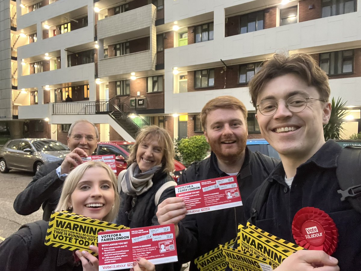 Getting the Labour vote out for @SadiqKhan and @JSmallEdwards on the Hallfield estate tonight! Lots of support on the doors. 🗳️ (And a great operation run by @ormsby_ellie, @connorlol and @LancGateLabour 🌹)