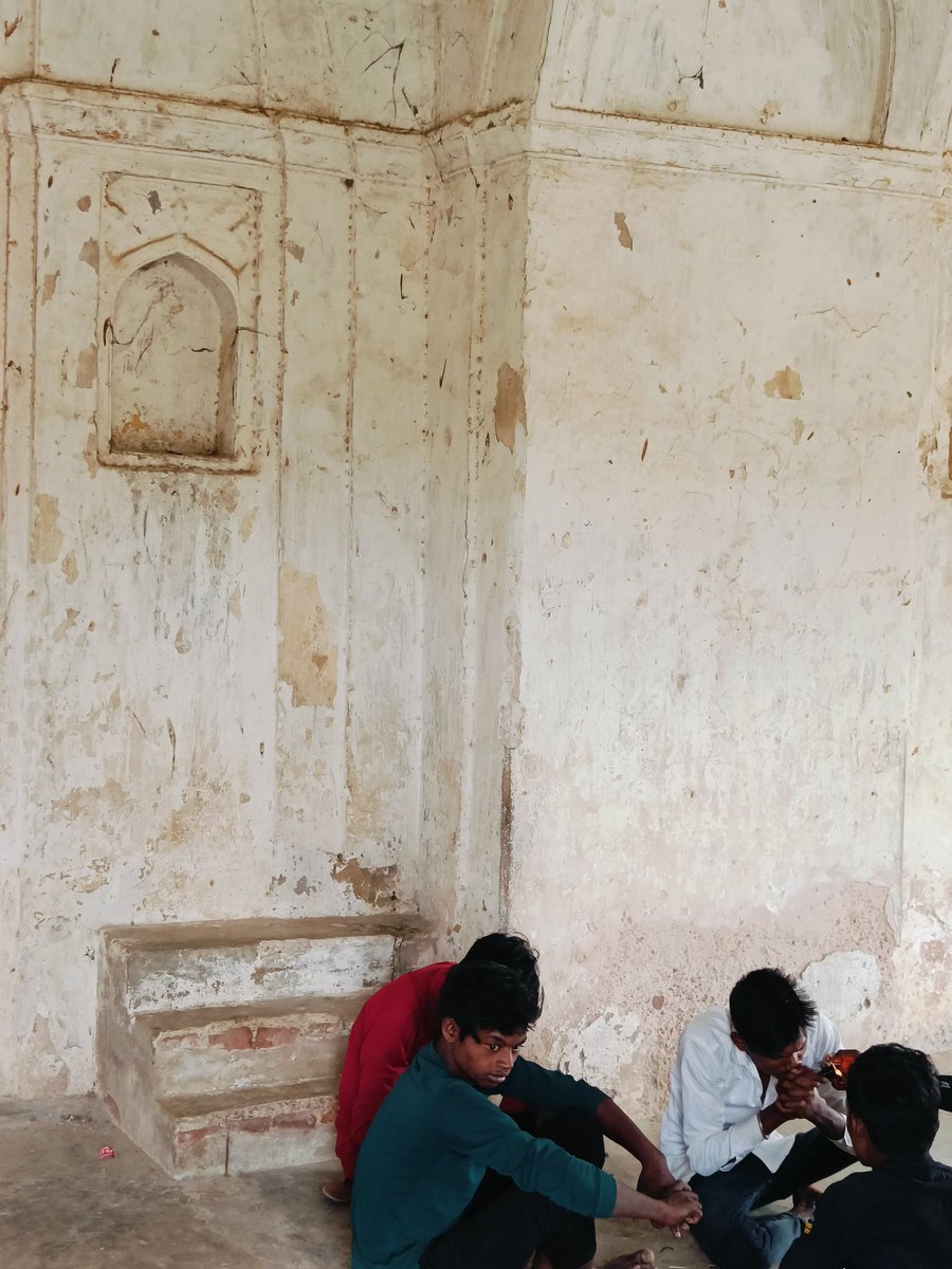 '15th-century mosque in Ibrahimpur, Hulasganj block, Jehanabad district, is being misused by teenagers for drug consumption. @ASIGoI @NitishKumar @spjehanabad @DM_Jehanabad, please intervene immediately. #PreserveOurHeritage'