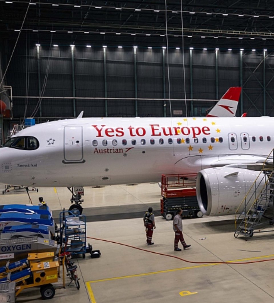 Schöne Aktion von <a href="/_austrian/">Austrian Airlines</a> ! Würde mir in Zeiten von bizarren ÖXIT-Fantasien der FPÖ mehr PRO-Europa Aktionen wie diese wünschen!