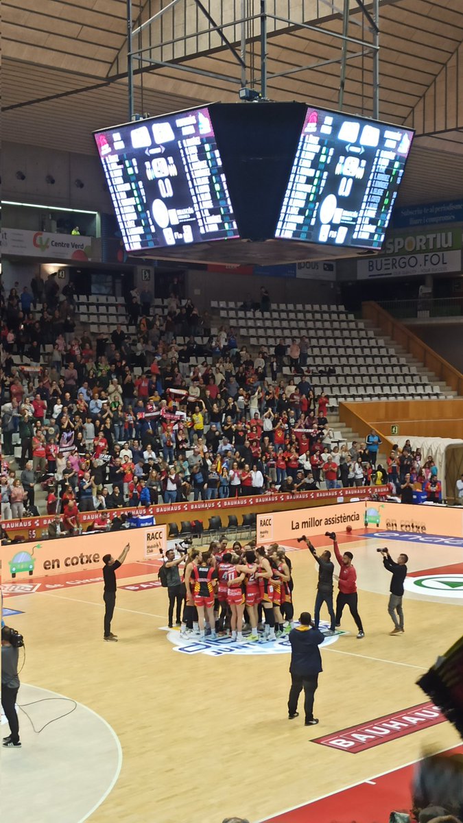 Quina gran segona part, @unigirona! Orgull d'equip! Amb +12 no està res fet, però està ben encarrilat 🤘🏼. Som-hi noies, un esforç més diumenge i a la final 💪🏼💪🏼! 
#somhiUni #UnivsPerfu #ilovethisgame #proudofmyteam #Girona #UniGirona