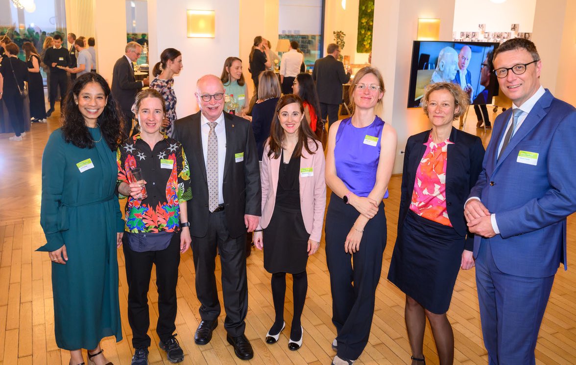 Celebrating the work of our Lise Meitner Group Leaders on the occasion of the 70th birthday of my predecessor, Martin Stratmann. We will continue to improve career paths for young scientists!