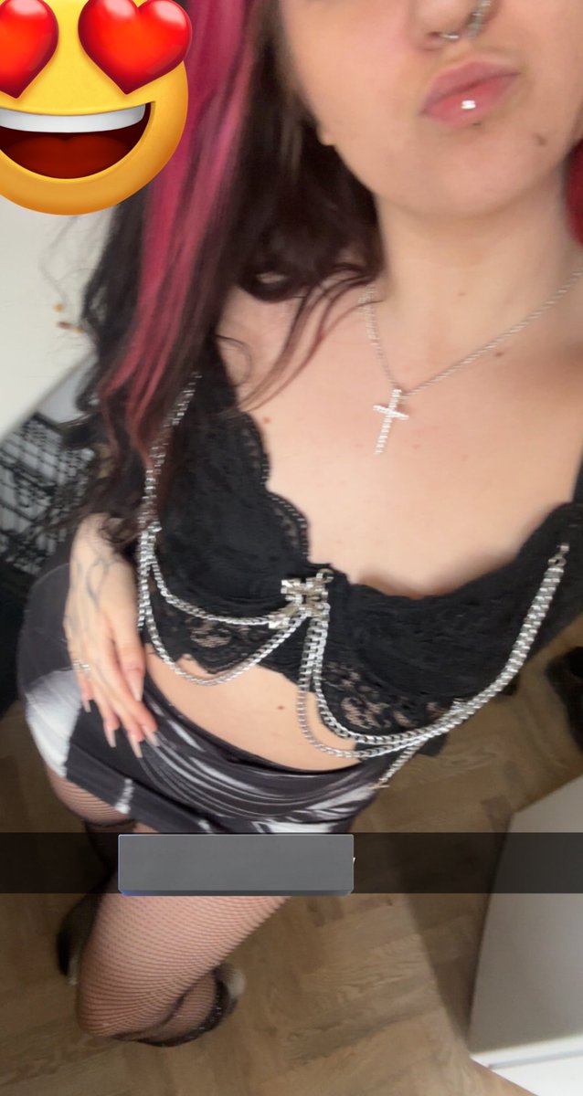 Bellamiaxxxx's tweet photo. Wanna rip these chains off me babe 😋 https://t.co/k1nk2wjBtC