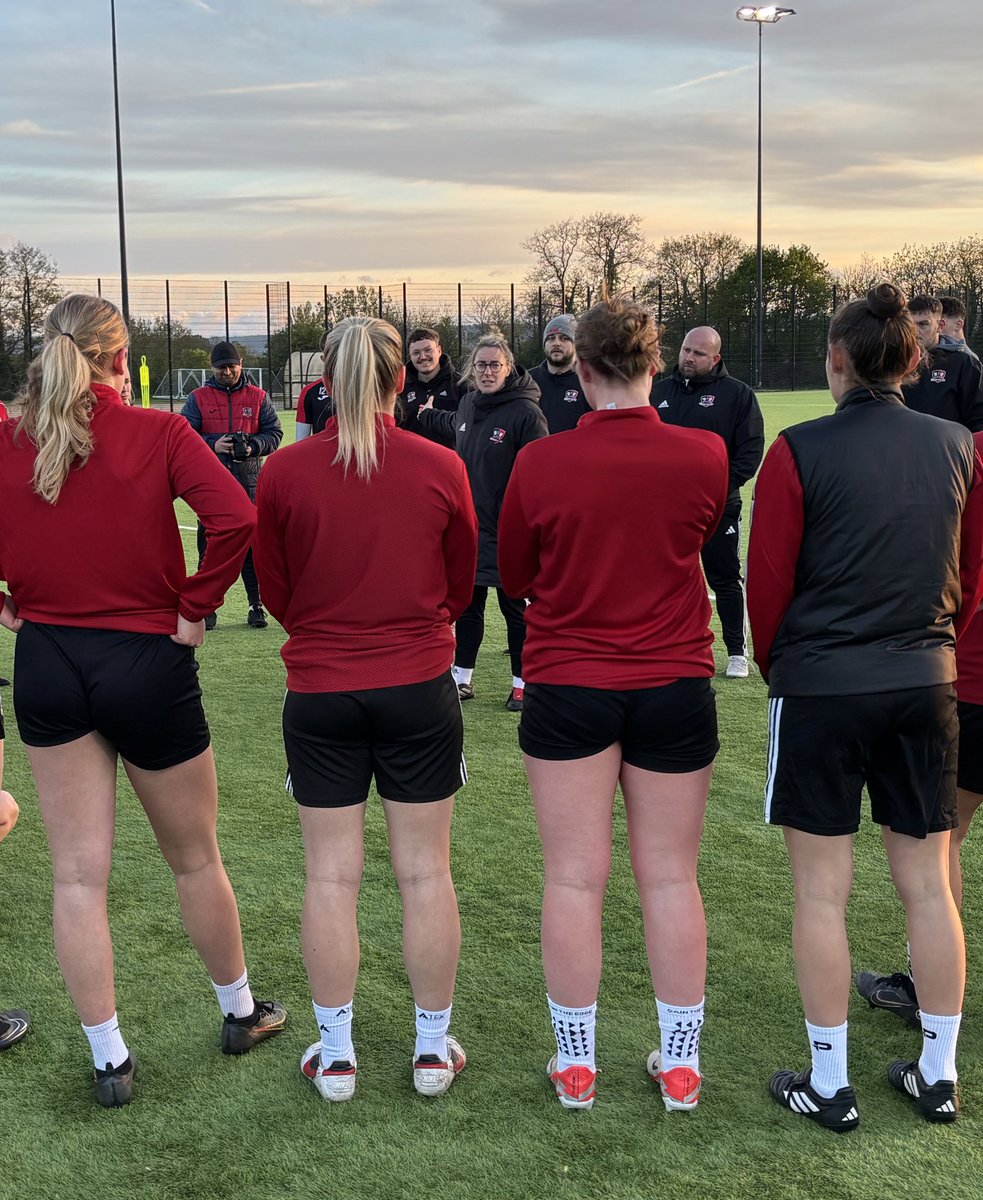 Brilliant night with @ExeterCityWFC, training ahead of their title decider with @AFCBournemouthW on Sunday. More on @BBCDevon and @BBCSpotlight 🎙️Live commentary on BBC Radio Devon and BBC Sounds from 1.45 on Sunday afternoon 📻