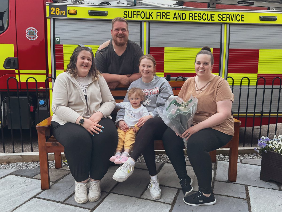 Tonight Long Melford firefighters were joined by the family of the late Brian Stringer to celebrate his wife Sally’s 60th birthday. Brian served as Watch Manager for many years, therefore It was a fitting tribute to gift flowers to sally and her family during a small ceremony 🚒