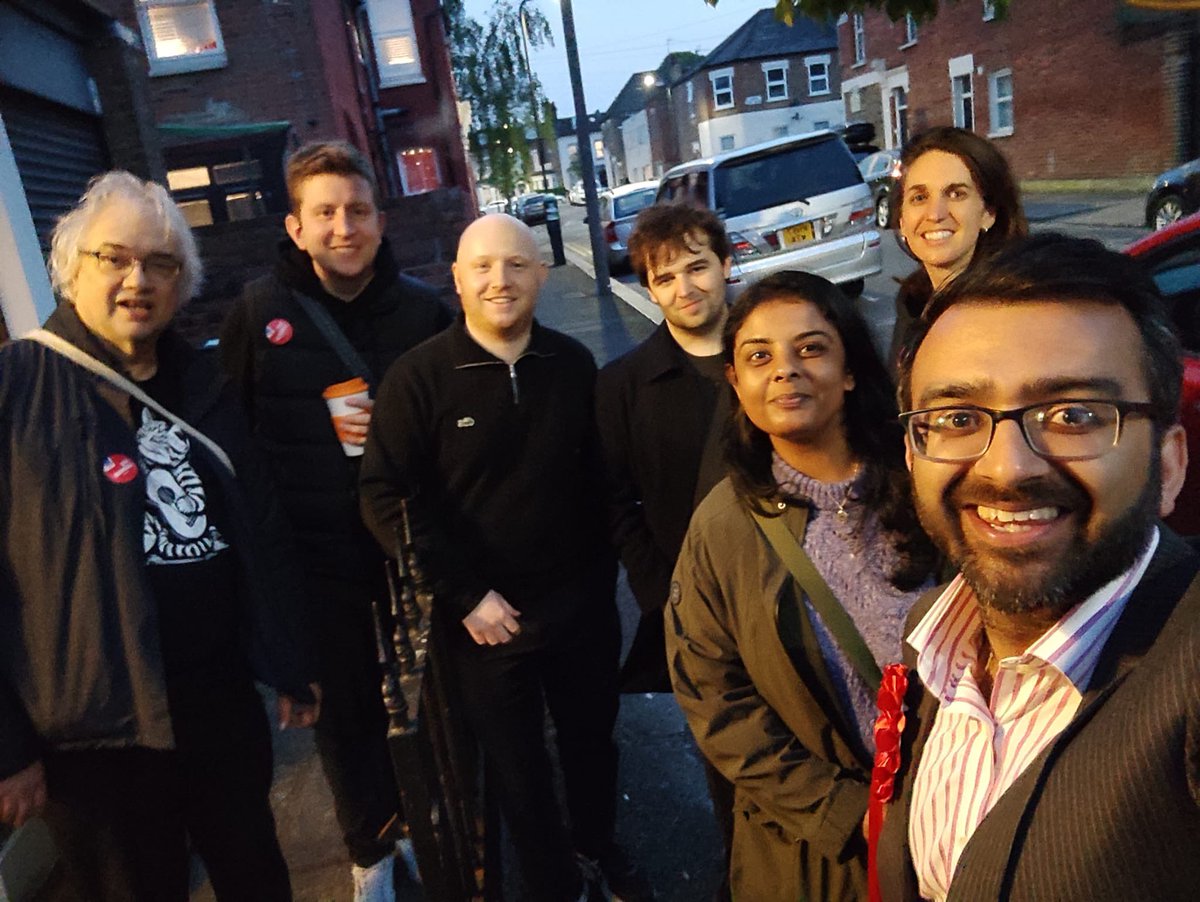 Into extra time! Final #LabourDoorstep session of the evening in #Harlesden and #KensalGreen led by our Brent and Harrow Assembly Member @KrupeshHirani. You’ve still got time to vote for a fairer London! 🌹🌹🌹#LondonElects