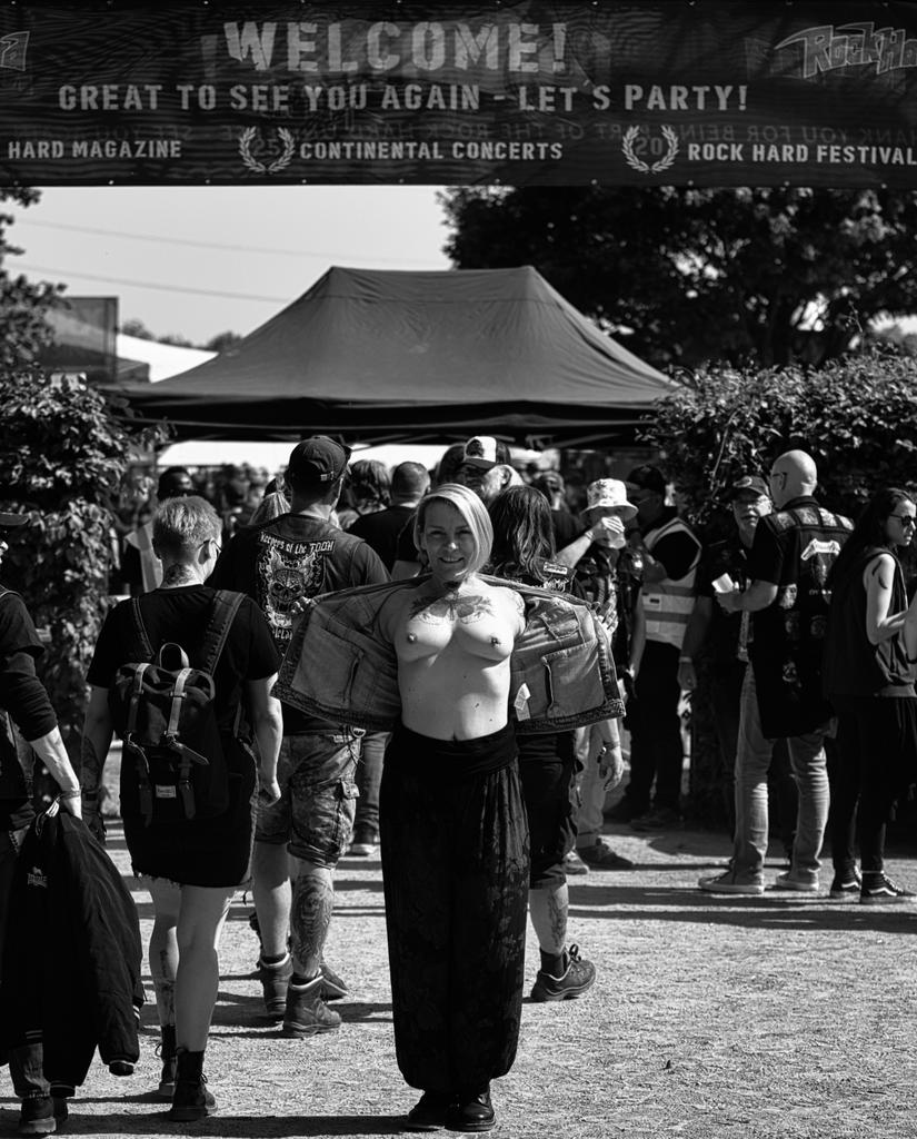 OfFiddler's tweet photo. Welcome
Bald ist es wieder so weit. Wen von Euch treffe ich in diesem Jahr beim Rock Hard Festival
Und wer möchte in diesem Jahr vor meine Kamera kommen? So wie die liebe Melli im letzten Jahr?
#rockhardfestival #rockhard #blankziehen #flashing #boobsout #metalrules https://t.co/zxRKdQkUC3