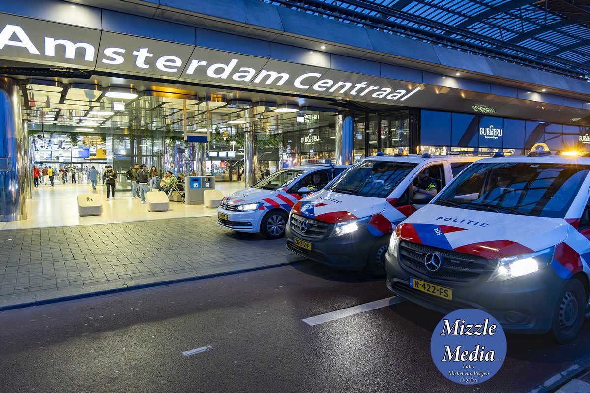 De #politie in #Amsterdam heeft de #IJpassage op #Amsterdam #centraal op linie leeg geveegd en drie aanhoudingen verricht nadat jongeren daar met elkaar op de vuist waren gegaan