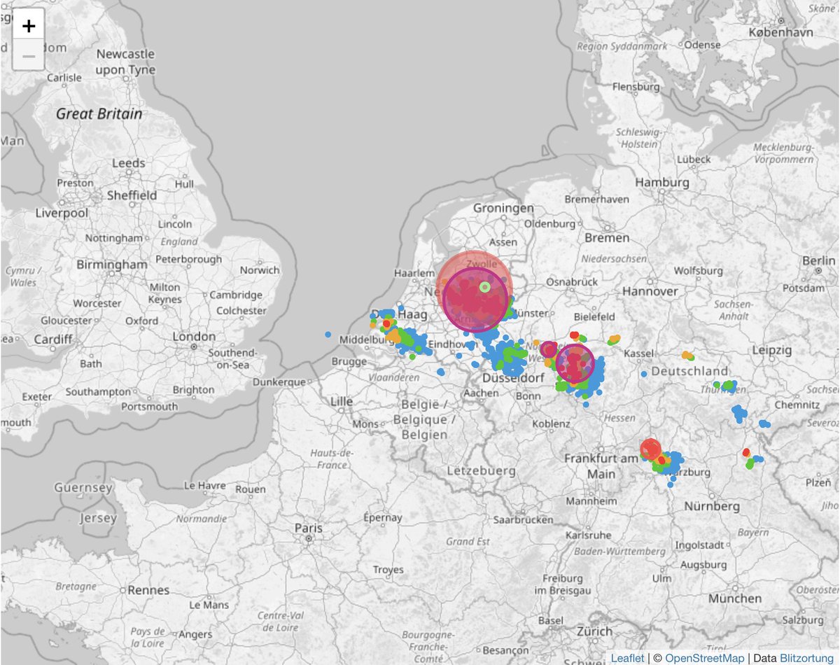 Goedenavond! We herkennen nog een aantal onweershaarden boven de Benelux. Vooral boven #Nederland met soms significante activiteit. Boven België is dat veelal stratiforme #neerslag waardoor het neerslagtotaal aardig kan oplopen. Volg het #live op de voet via de #onweerradar:…