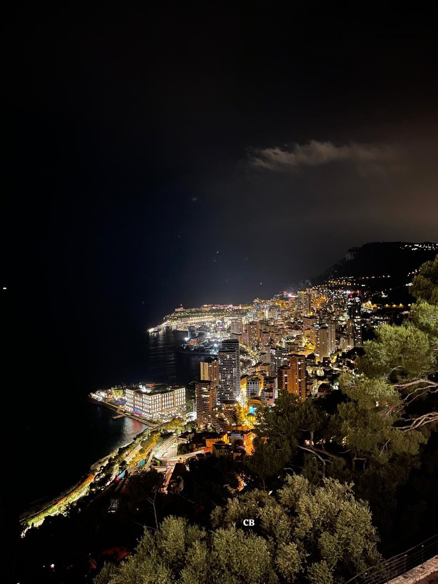 « Roquebrune-Cap-Martin by night ». #CotedAzurFrance #chasseurdebeauté