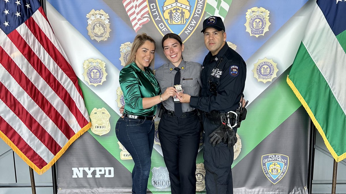 Gun & Shield Day in the NYPD is the best day for any NYC Police Officer before graduating from NYC’s iconic Madison Square Garden— especially when you pin your original shield on your daughter. Just ask Detective Gonzalez of the elite @NYPDSpecialOps Emergency Service Unit. He…