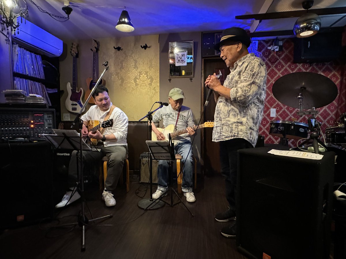 5月2日、プロデュースさせていただいた長洲辰三さん＋小林憂旗さんのBLUES LIVE in YOKOSUKA
第1弾終了しました。ステージ前にFMブルー湘南に出演、ブライアン酒場の石井さんとKENT倶楽部（6日のライブ会場）の坂田さんにも対談していただきました。石井さんに肖像画をプレゼント。