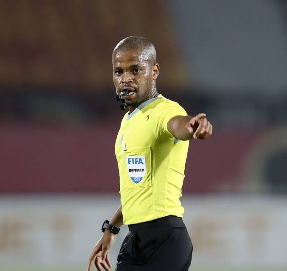 Mr Tom is arguably the best referee @OfficialPSL let us give him flowers while he is still alive so that he can smell them 🌹💐 #DStvPrem #ssDiski #Sundowns #KaizerChiefs