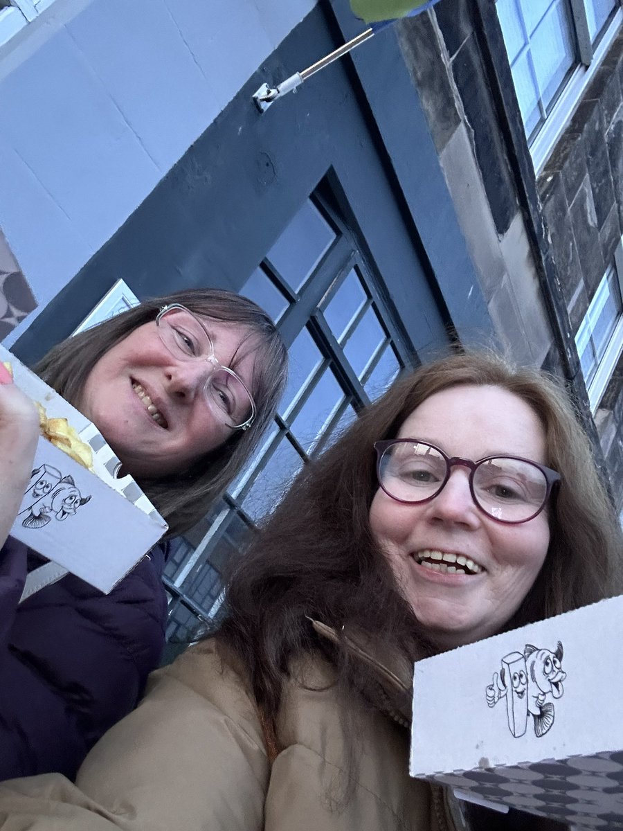 Brill night in Portobello with @NicolaSturgeon and @valmcdermid! Sea air always make ye want a big of chips!