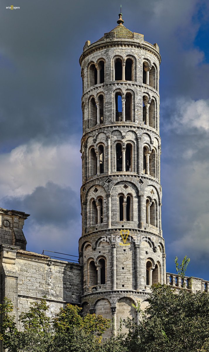 ¿Os recuerda a la Torre de Pisa? 🧐 Se trata de la Tour Fenestrelle (S. XII), el campanario de estilo románico de la Catedral de Uzès (Departamento de Gard, Occitania, Francia) #photograghy #travel #art