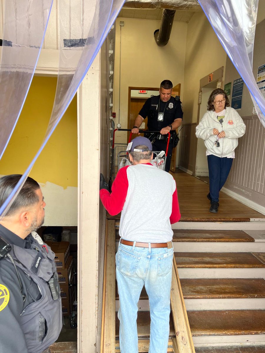 #MKEPD #MPDDistrict2 #CommunityPartnerships helping keep #MKEStrong! Thank you to St. Anthony & St. Hyacinth Parishes for always giving us the opportunity to lend a hand. 🖐

- If you know someone in need, please spread the word. Let's ensure that no one goes without food.