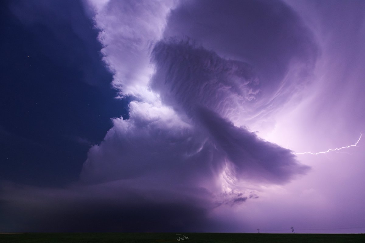 What a behemoth!!!
Yesterdays Supercell near Utica when the mid level clouds cleared was a sight to behold. One of the most incredible ones I've seen across Kansas! 

Utica - Ransom, Kansas
05/01/2024

#kswx #Stormhour #Nikon #nikonusa #nikoncreators #wxtwitter @NikonUSA…