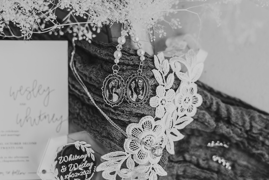 Sentimental touches on the bouquet 💐😍

Photographer: Amy Moore Photography ⁠
Venue: @theadaleacc ⁠

#WeddingMemories #BlackAndWhitePhotography #WeddingPhotos #NashvilleWeddingVenue #TennesseeWeddingVenue