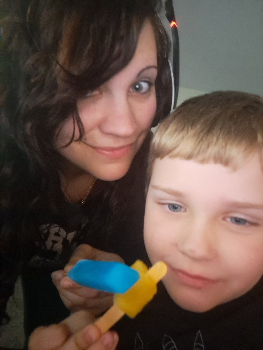 Popsicles and the game of life!!

#twitch #gaming #thegameoflife #momlife