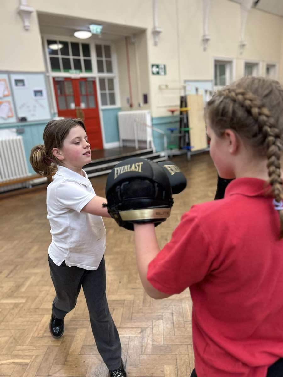 Holtonprimary's tweet photo. #HPSYr6 have throughly enjoyed their sessions with @EmpireFightingC We are looking forward to more 🥊 #HPSHealth https://t.co/GpLS9NVrwf