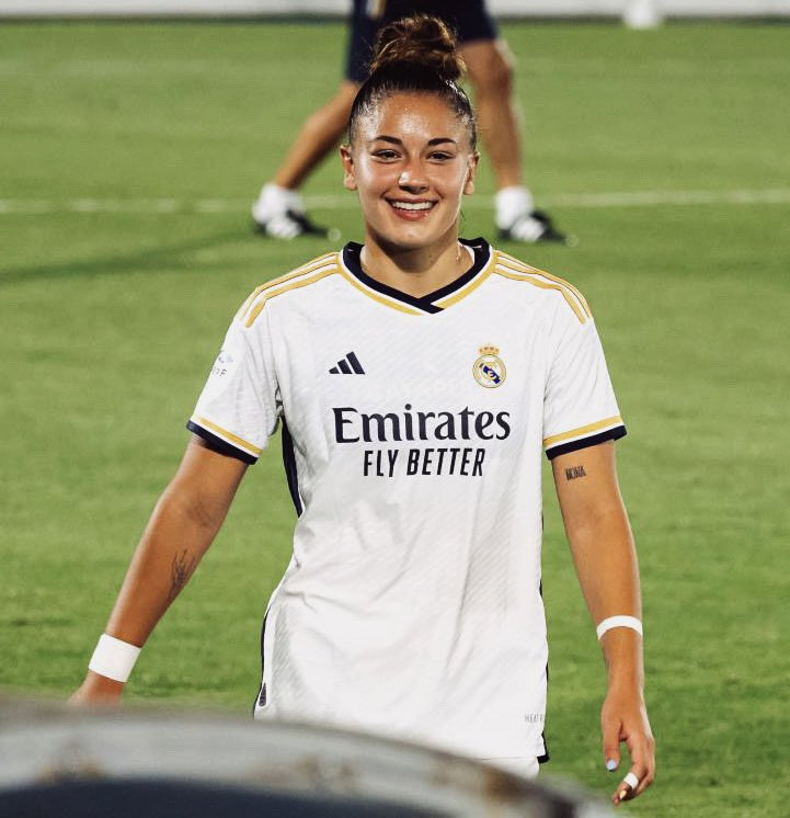 Happy Birthday @CarlaCamachooo 🎂🥳

🇪🇸 Spain young star just became 1⃣9⃣ today 💫

#Laroja #ESP #LigaF #RealMadrid