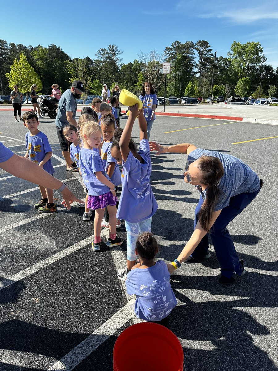 Field day number one in the books! It was hot, but our @KSpringsLions had fun! Love the old-school tug-of-war and sack race! 🦁