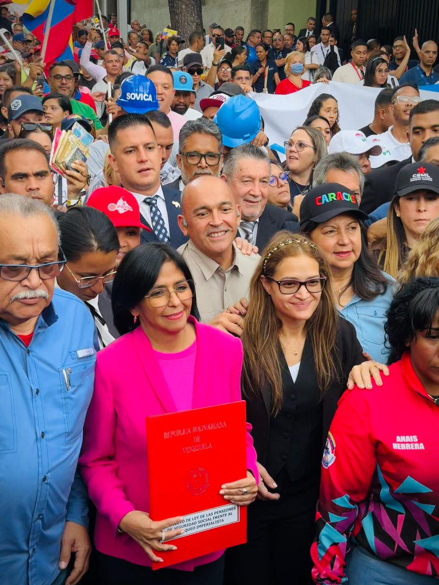 #2May | Cumpliendo el mandato del Pdte. @NicolasMaduro hoy acompañamos a la Vice Pdta. @delcyrodriguezv en la presentación del Proyecto de Ley de Protección de las Pensiones de Seguridad Social frente al Bloqueo ante la @Asamblea_Ven #BidenLevantaLasSancionesYa @ConCiliaFlores