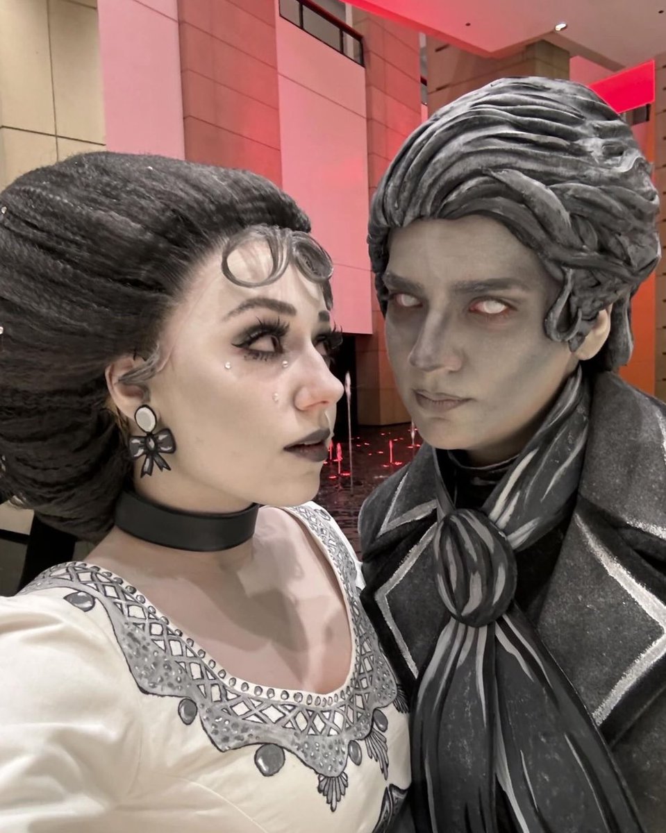 This Lisa Frankenstein “dream sequence” cosplay duo by @ceekayecosplays is perfect!🤍🩶🤍