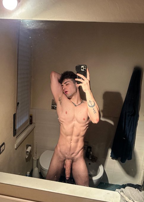 Hot showers makes my dick hangggg https://t.co/OV3EWcNTFf