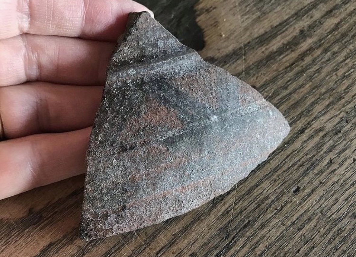 It might not look very exciting, but this is one of my favourite pottery shards. Look carefully, can you see painted decoration? Those simple paint strokes are almost 2,000 years old because this is a piece of decorated Roman pot.

#Mudlark #mudlarking #Larking