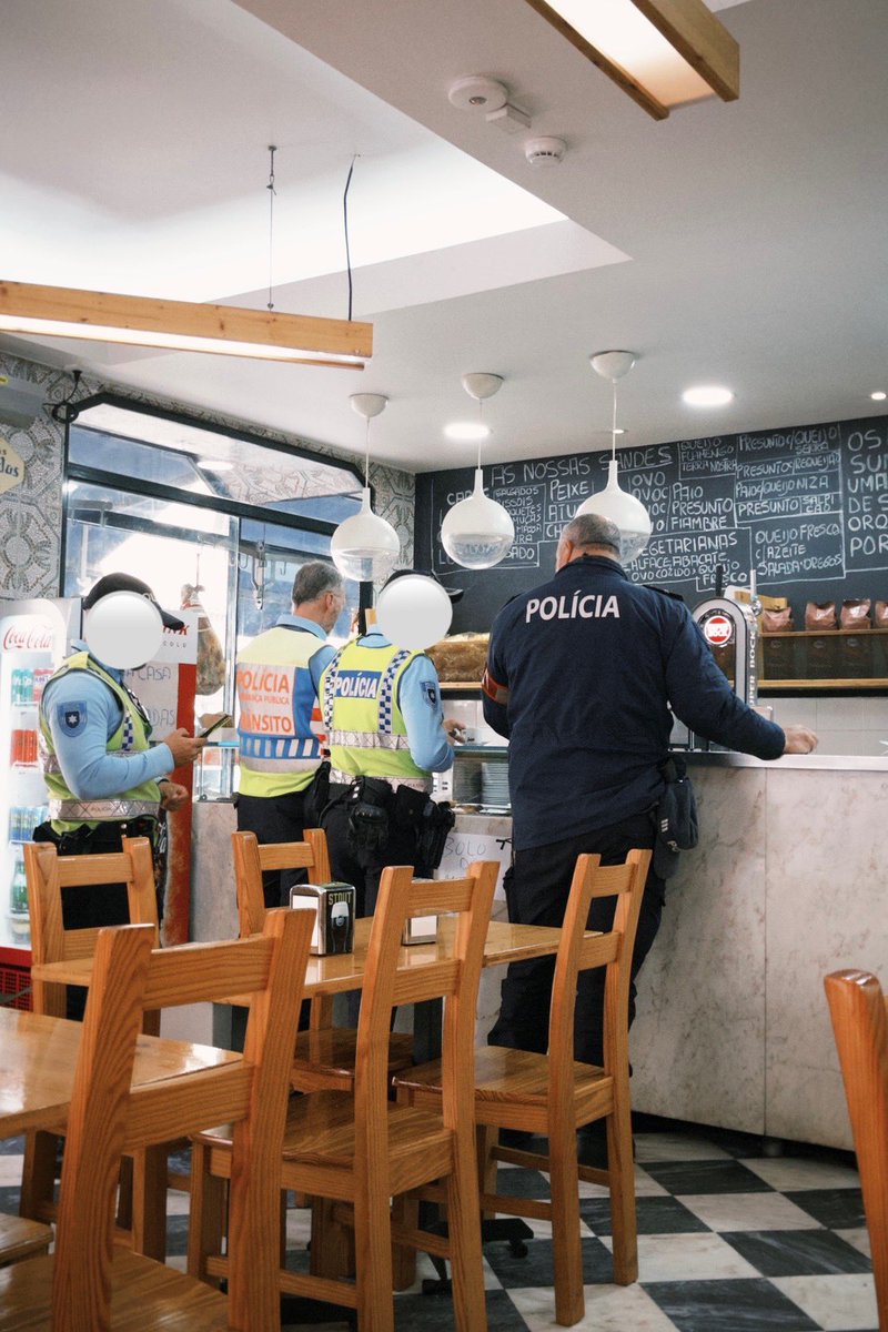 警察がカフェでエスプレッソ飲んでるよく見る光景。日本だったらクレームなのだろうか😅