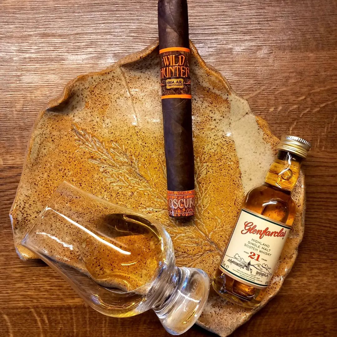 📸: @ hauptkerle

The perfect combination for the last days of the week.🔥🙌

#ovcigars #oscarcigars #cigaraficionado #botl #sotl #cigartime #cigarlover #cigarjournal #lifestyle #cigarlifestyle #cigarpassion #cigarsnob #cigars