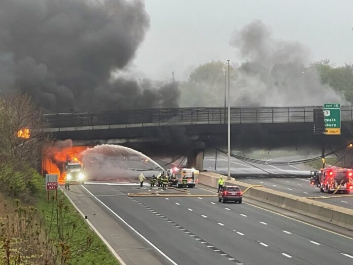 🚨Fiery crash shuts down I-95 in #Norwalk, CT!🚗💥

🛣️🚧Officials warn of long-term closure as crews inspect overpass.

Stay safe & plan alternate routes!🙏

#Connecticut #Accident #NorwalkTraffic #I95Closure #SafetyFirst #Trucking #TruckingUSA #Truckers #News #NewsUSA