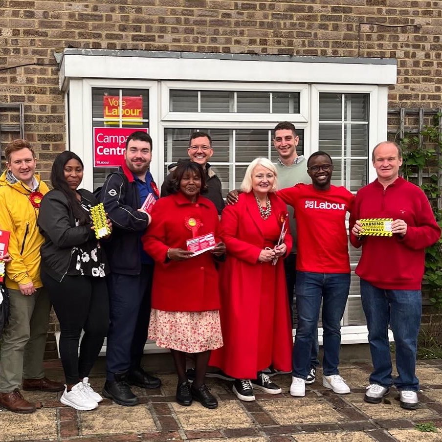 Don’t forget your photo ID. Don’t forget to #VoteLabour 🌹❤️ Just 15 minutes to save free school meals for all children in #London, cheaper #TfL fares, more social housing and clean air. Still on #LabourDoorstep with @Siobhain_Mc and @MertonLabour 🌹 #NeverVoteConservative