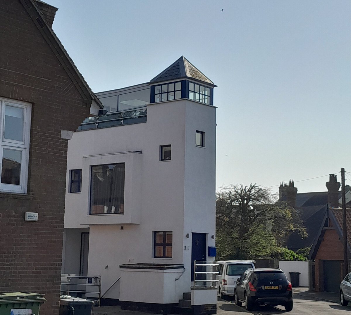 Not entirely sure whether this slightly emaciated house is a tribute to The Bauhaus or the Vienna Secession - but it's most certainly in Southwold.