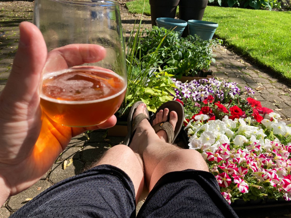 I can think of worse views on a gorgeous 70-something degree Thursday afternoon in May! 

#Beer #Flowers #Gardening