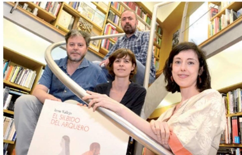 Mañana @irenevalmore estará firmando libros en la @LibreriaAnonima, en cuya idiosincrática escalera posamos Irene, Elisa Arguilé y los barbados editores el día de la presentación de «El silbido del arquero».