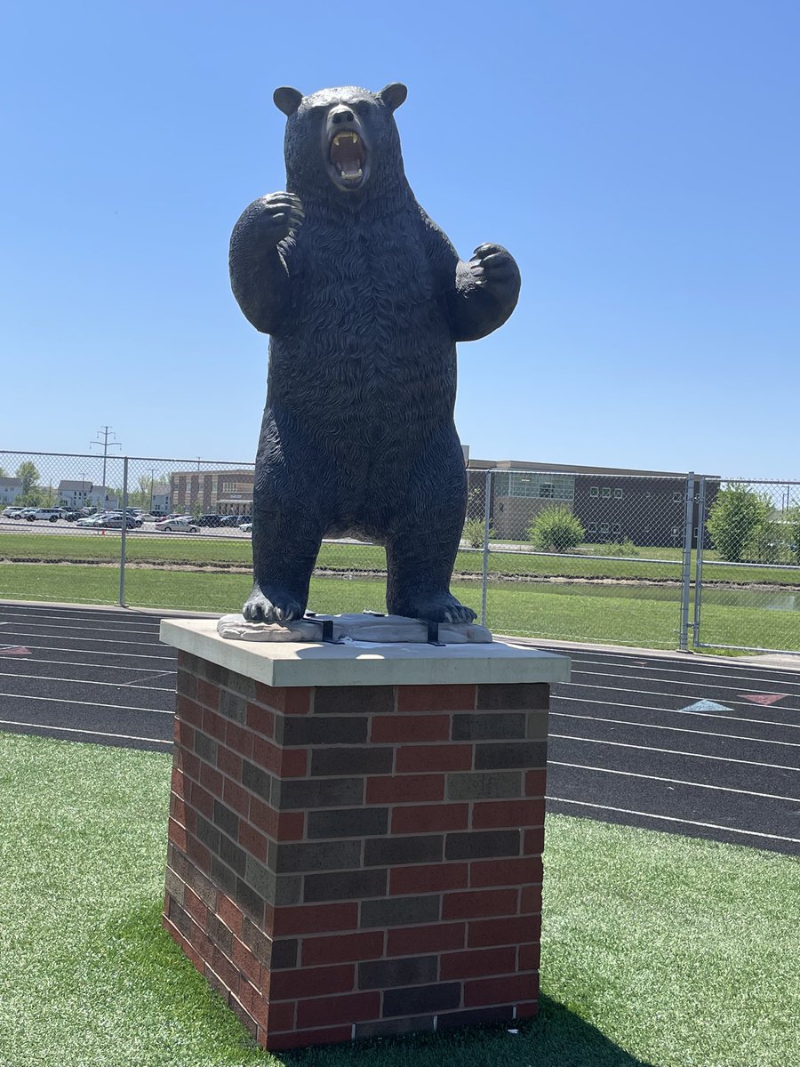 Thanks to the OLSD maintenace team, The Bear is back in its rightful place watching over students as they compete, cheer & represent the DOUBLEBLUE!! #StormCantStopUs🐻 @OhioPrincipals @BerlinBearsAD @OBHSBoosters @NASSP @OlentangySD @BerlinBearsLax @Berlin_Bears_FB @OBHSBand