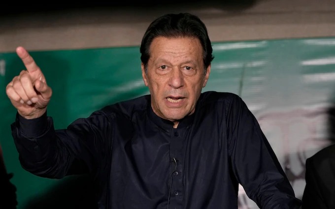 🇵🇰 IMRAN KHAN ACCUSES PAKISTANI MILITARY OF ELECTION TAMPERING Imprisoned for corruption, former Pakistani PM Imran Khan issued a statement from Prison alleging that under Gen Asim Munir's direction, the military has suppressed his PTI party and manipulated recent elections.…