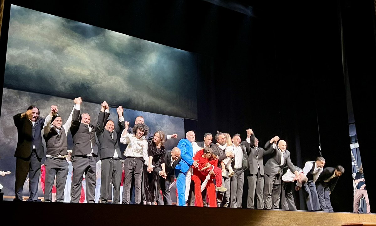 Al @TeatroCivico_Sp lo spettacolo “Dirimpetto” VI ed. progetto di @FondCarispezia e Acri “Per Aspera ad Astra” con in scena i detenuti della Casa Circondariale della Spezia e studenti. Il campo neutro del teatro può fare incontrare detenuti e studenti separati solo da 790 passi…