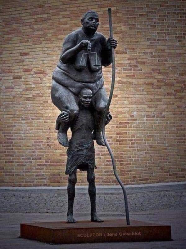 Excelente y actual escultura
Parece la justicia de Argentina 
#MileiTraidorALaPatria