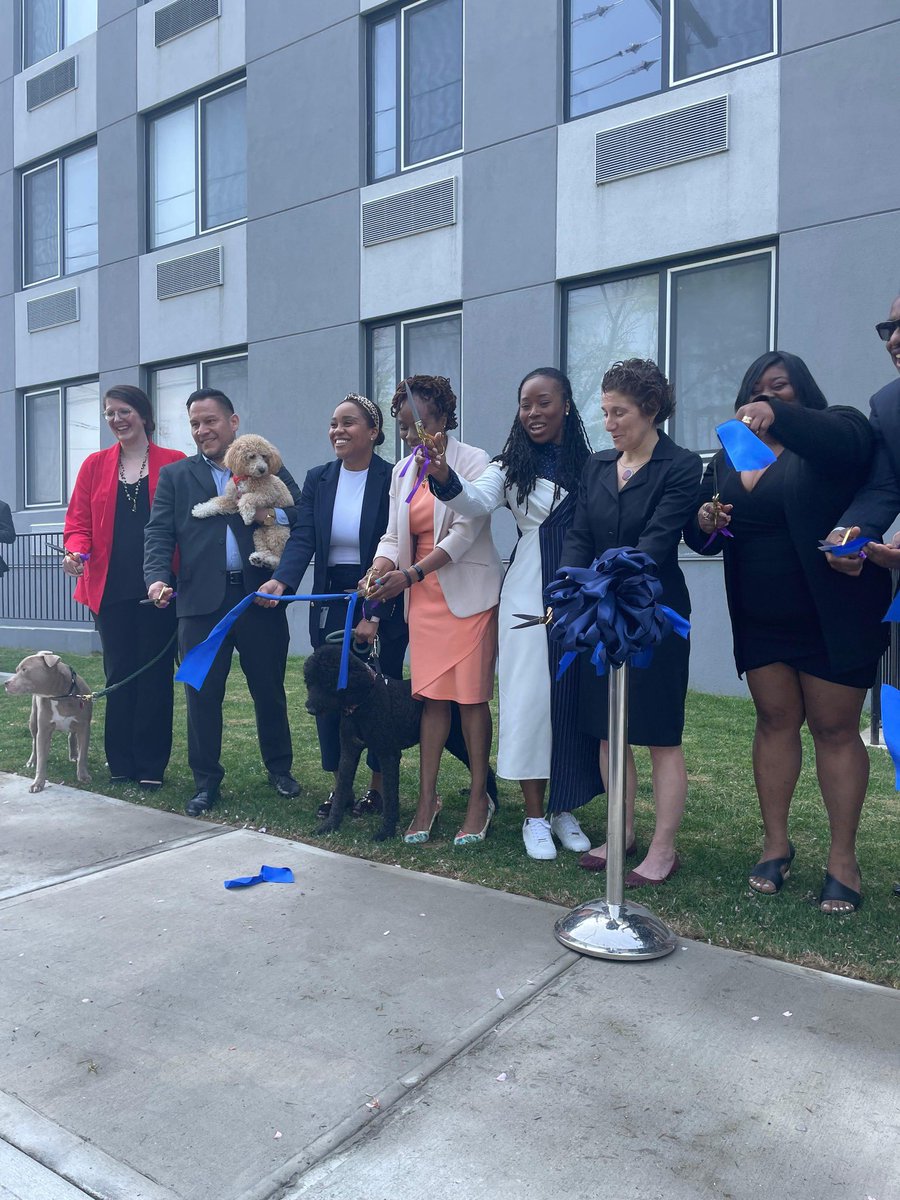 DSS Commissioner Park and DHS Administrator Carter joined staff, community partners, and some four-legged friends for the ribbon-cutting ceremony of the Urban Resource Institute (URI) Uplift Families Residence, a transitional housing facility in the Bronx that welcomes pets. 1/2