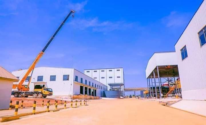 The newly built LITHIUM FACTORY in Nasarawa LGA of Nasarawa State, Nigeria 🇳🇬. Lithium: Powering Rechargeable Batteries for Electronics, Electric Vehicles, and Grid Storage Lithium is primarily used in the manufacturing of rechargeable batteries for electronics, electric…