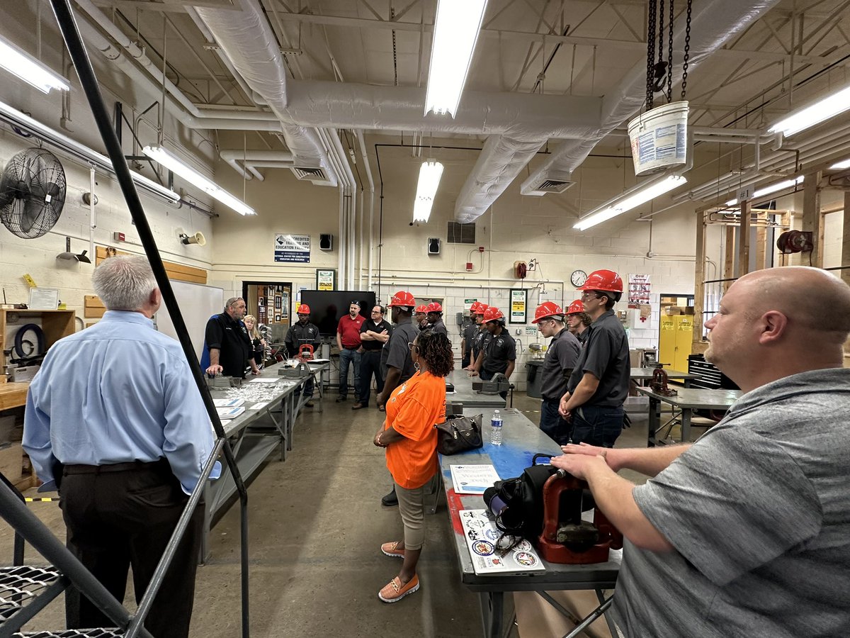 Today’s @WesternTech_HS #Mechanical #Construction #Plumbing PAC meeting was a living KWL chart. #Partners and @CTE_BaltCoPS students grouped to share what they knew, discuss what they wanted to know and explain what they learned about the program & businesses. Kudos Mr. Slattery!