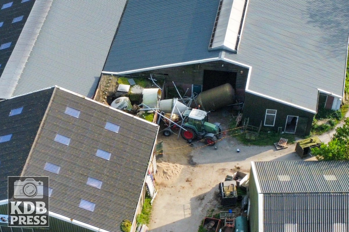 Koende_B's tweet photo. Donderdag 2 mei rond 17:00 uur vond er een #ongeval plaats op een boerderij aan de #Mijzerdijk in #Ursem.
Door nog onduidelijke redenen viel een voersilo op een persoon.
#Brandweer en #ambulance kwamen met meerdere wagens ter plaatse. Een slachtoffer is met spoed naar het ziekenhuis gebracht. Ook het #MMT kwam ter plaatse.
#WestFriesland #NH #Ongeluk