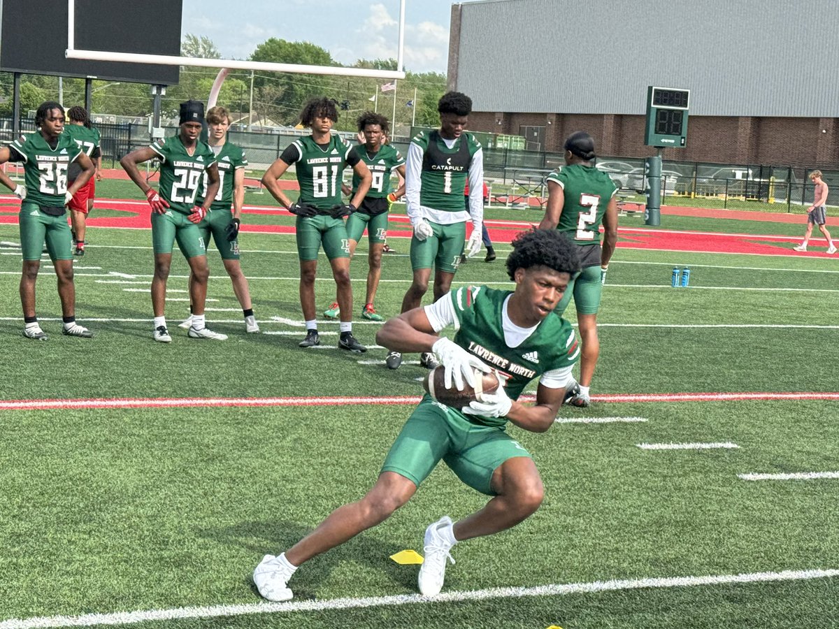 Indianapolis Lawrence North WR Davion Chandler working out right now in front of several coaches from Indiana, Purdue and Michigan State. on3.com/db/davion-chan…